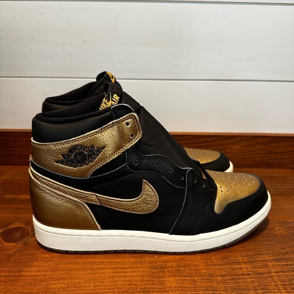 Men’s Jordan 1 Retro High OG Black And Gold Sneaker Shoe DZ5485-071 Size 9.5 NWB main image 9